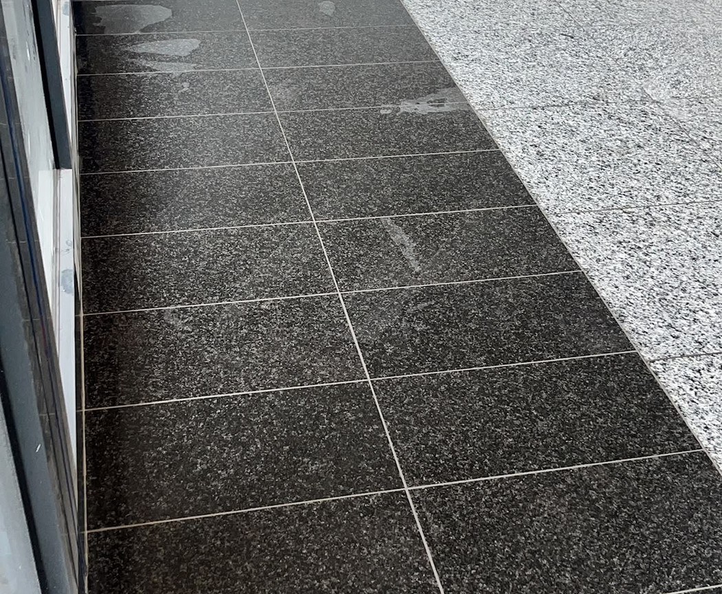 Dunkle Fliesenfläche